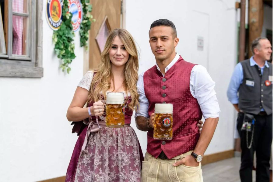 Thiago und seine Frau Julia Vigas kommen in das Käferzelt auf dem Oktoberfest auf der Theresienwiese.