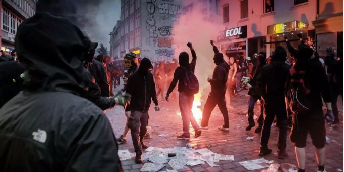 Autonome randalieren während des G20-Gipfels im Schanzenviertel in Hamburg. Autonome randalieren während des G20-Gipfels im Schanzenviertel in Hamburg.