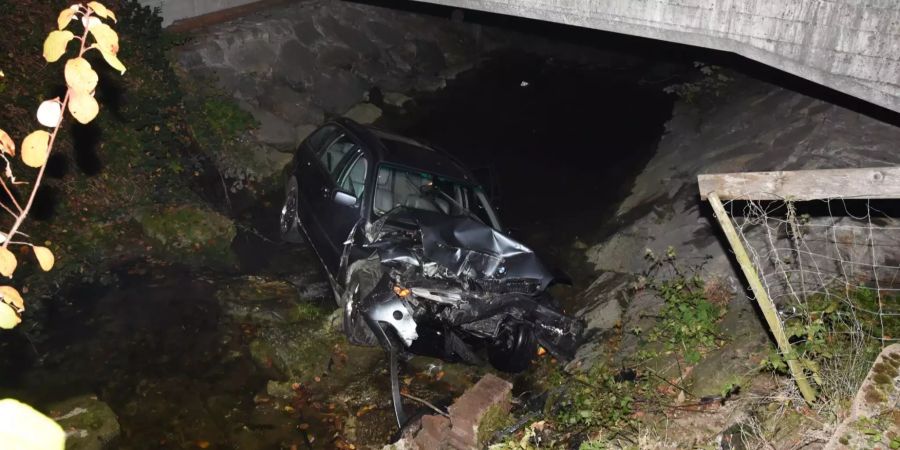 Das Auto liegt in Niederbüren SG in einem Bachbett.