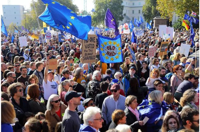 Demonstranten nehmen am «People's Vote March» in London teil. Demonstranten nehmen am «People's Vote March» in London teil.