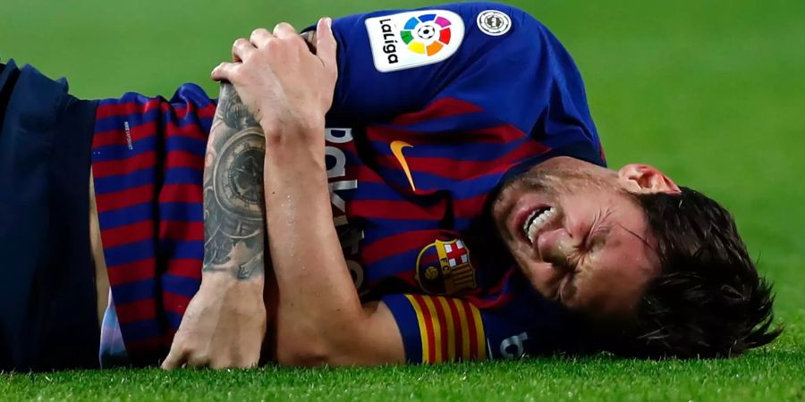 Barcelona-Star Lionel Messi verletzt sich im Spiel gegen Sevilla.