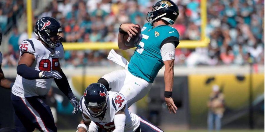 In Woche 7 ist es also passiert: Nach einer schwachen Vorstellung mit lediglich 61 geworfenen Yards und zwei Fumbles muss QB Blake Bortles gegen die Houston Texans auf die Bank – Ersatzmann Cody Kessler übernimmt. Doch auch dieser kann die 7:20-Niederlage der Jacksonville Jaguars nicht mehr verhindern. Coach Doug Marrone kündigt danach an, dass Bortles dennoch im nächsten Spiel starten darf. Die Jags haben auch ein anderes Problem: Kein Leonard Fournette, kein Laufspiel. So wird es nichts mit den Playoffs.