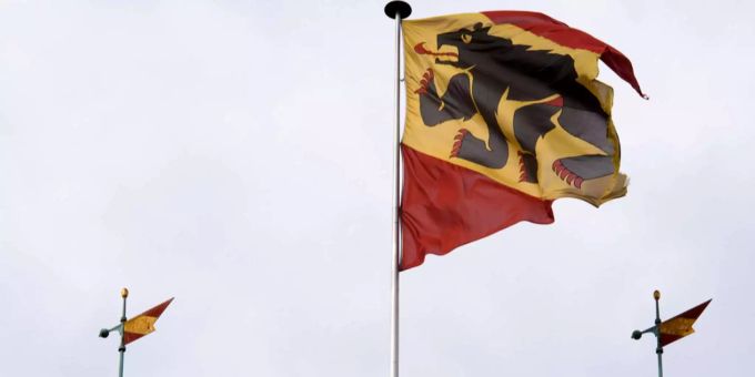 Eine Berner Flagge weht über dem Ratshaus im Wind. Eine Berner Flagge weht über dem Ratshaus im Wind.