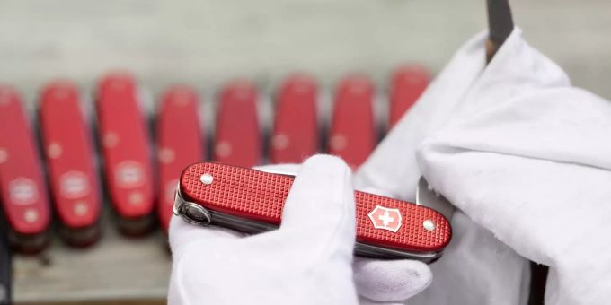 Ein Mitarbeiter der Victorinox poliert ein Taschenmesser. Victorinox