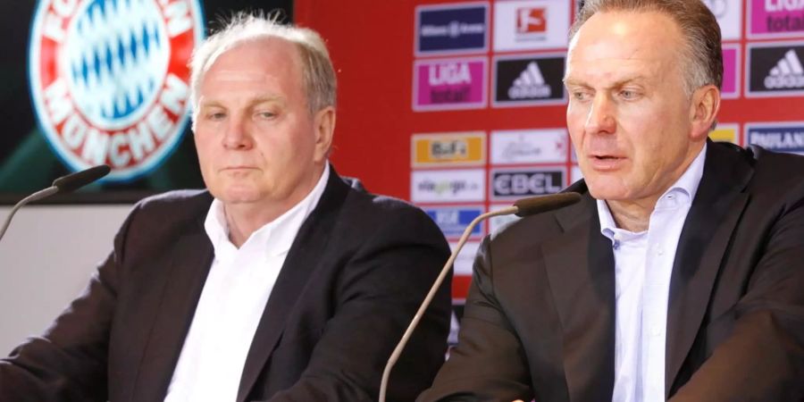 Uli Hoeness und Karl-Heinz Rummenigge sprechen an einer Pressekonferenz (Archivbild).