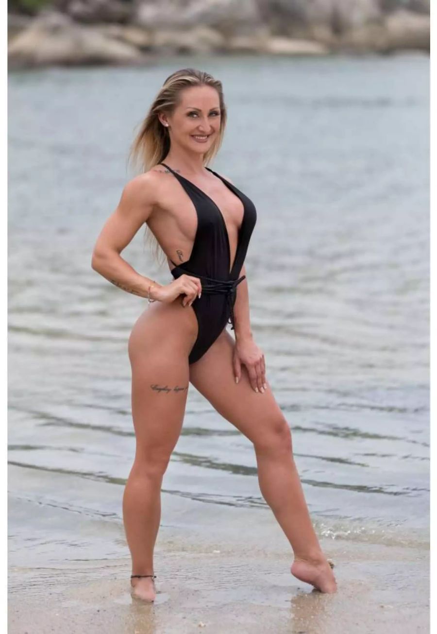 Sylwia: In Sachen Sport kann die 32-jährige Polin, die in Zürich lebt, locker mit dem Rosenkavalier mithalten. Sylwia ist amtierende Schweizer Meisterin der International Federation of Body Builders (IFBB) in der Bikini-Klasse bis 160cm. In der Zwischensaison trainiert sie nicht nur ihren stählernen Körper, sondern motiviert andere Sportler als Personaltrainerin. Wenn sie nicht gerade Gewichte stemmt, steht sie als Bikinimodel vor der Kamera.