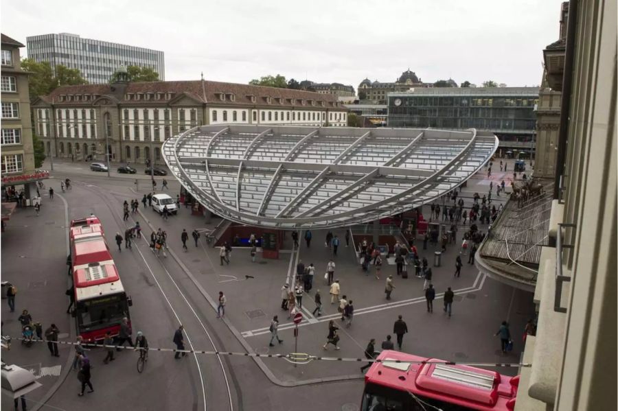 Seit 2008 überspannt ein Glasbaldachin den Berner Bahnhofplatz - Keystone