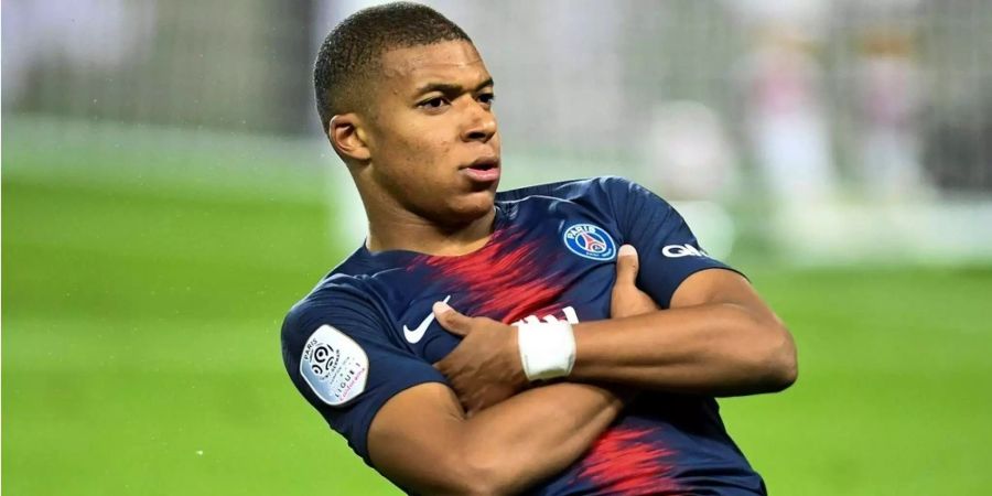 Kylian Mbappe spielt für Paris St. Germain Fussball.