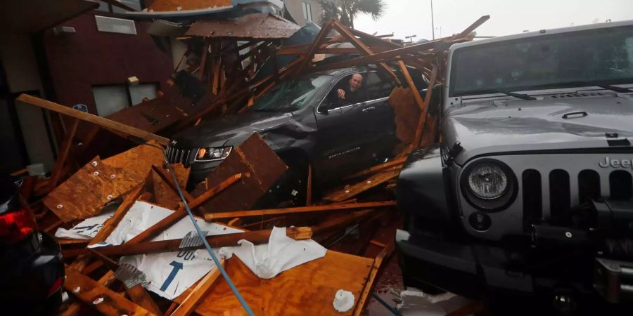 In Panama City Beach hinterliess der Hurrikan «Michael» ein Bild der Zerstörung. Ein Mann ist seinem Auto gefangen, nachdem nebenan ein Gebäude in sich zusammenfiel.