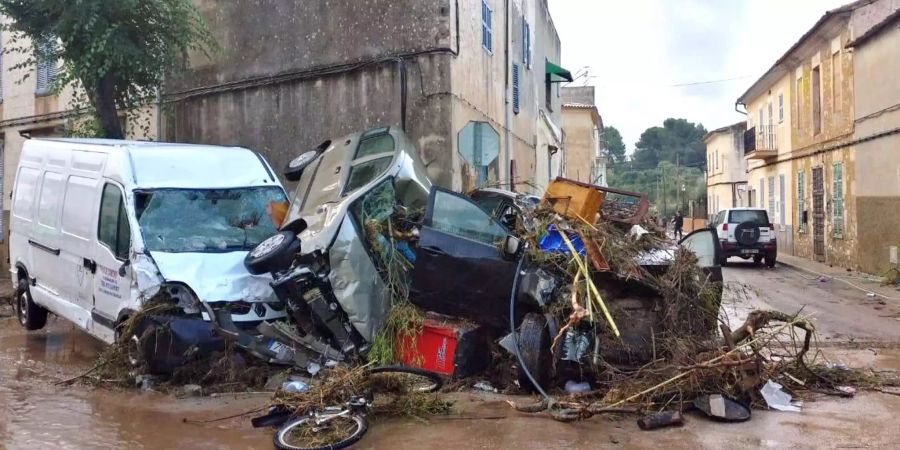 Mehrere Fahrzeuge liegen zerstört auf den Strassen Mallorcas nach einem heftigen Unwetter.