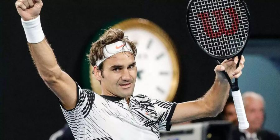 Roger Federer feiert seinen Sieg über Landsmann Stan Wawrinka an den Australian Open 2017