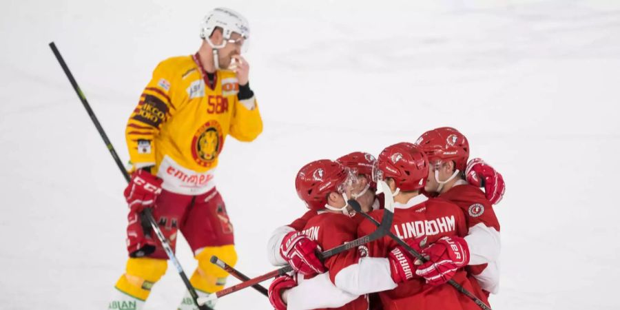 Die Spieler von Lausanne bejubeln einen Treffer gegen Langnau.