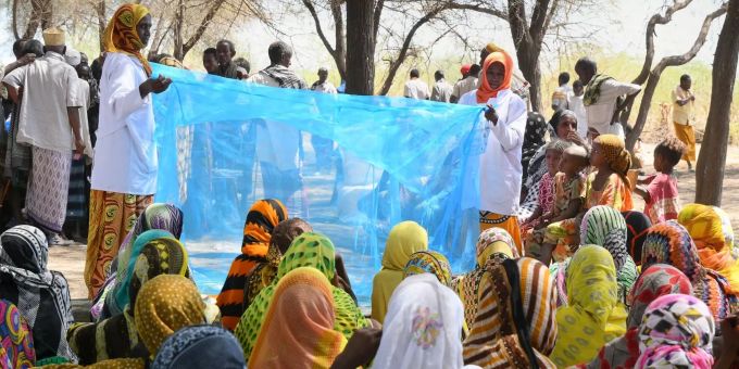 Nebst präventativen Malaria-Medikamenten werden mancherorts mit Insektiziden behandelte Moskitonetze verteilt. Malria