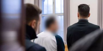 er 48-jährige Angeklagte (M) steht vor Prozessbeginn im Gerichtssaal des Landgerichts.