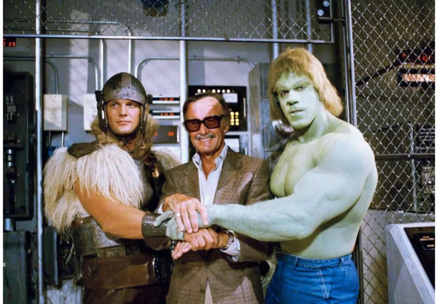 Stan Lee 1998 mit seinen erschaffenen Figuren Hulk und Thor.