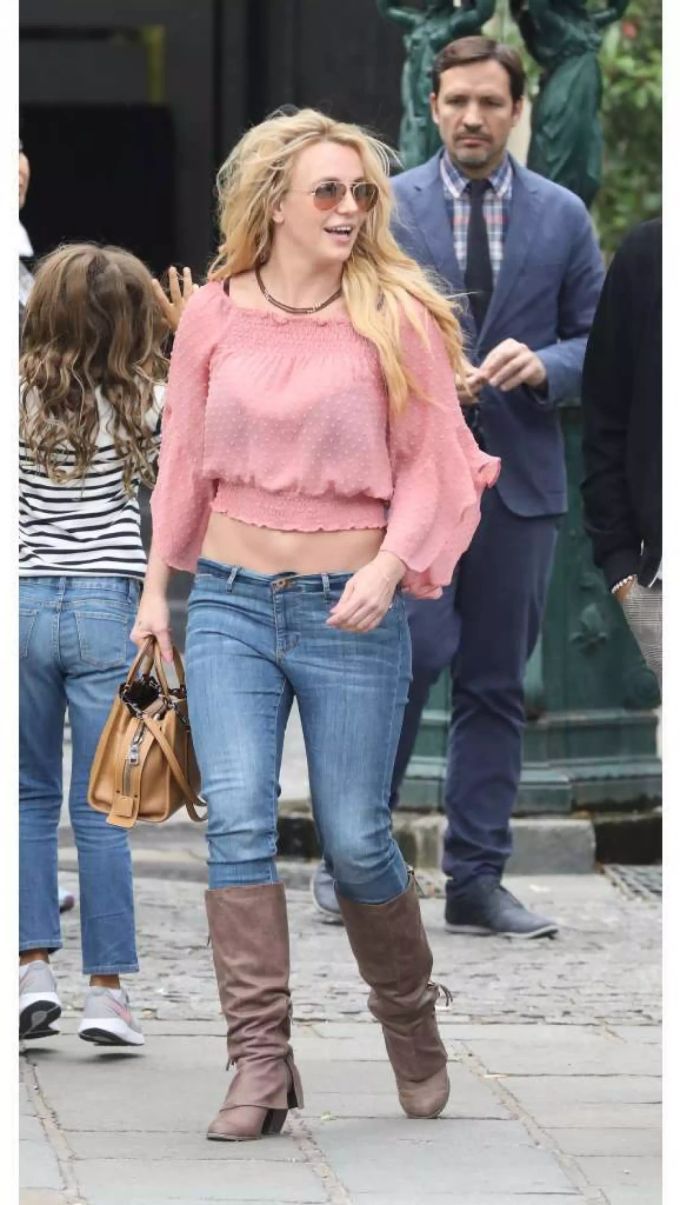 Britney Spears schlurft durch Paris. Ihre Haare und Extensions sind zerzaust, die Kleider hängen an ihr runter. Britney Spears schlurft durch Paris. Ihre Haare und Extensions sind zerzaust, die Kleider hängen an ihr runter.