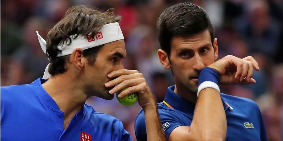 Roger Federer und Novak Djokovic vom Team Europa reden während des Spiels gegen John Sock und Kevin Anderson vom Team World miteinander.