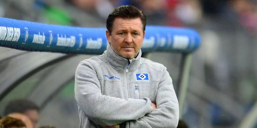 Hamburgs Trainer Christian Titz verfolgt das Spiel.