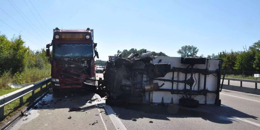 Der Lieferwagen überschlug sich und kollidierte mit einem LKW.