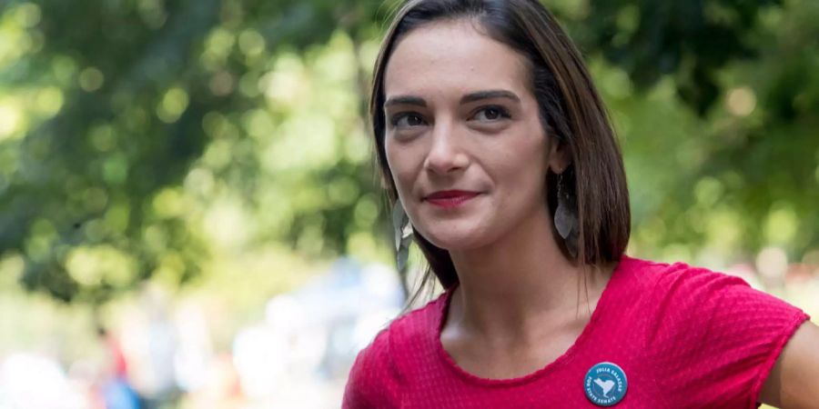 Julia Salazar, Demokraten-Kandidatin für den New Yorker Senat, lächelt im Gespräch mit einem Unterstützer vor einer Veranstaltung im McCarren Park in Brooklyn, New York (US).