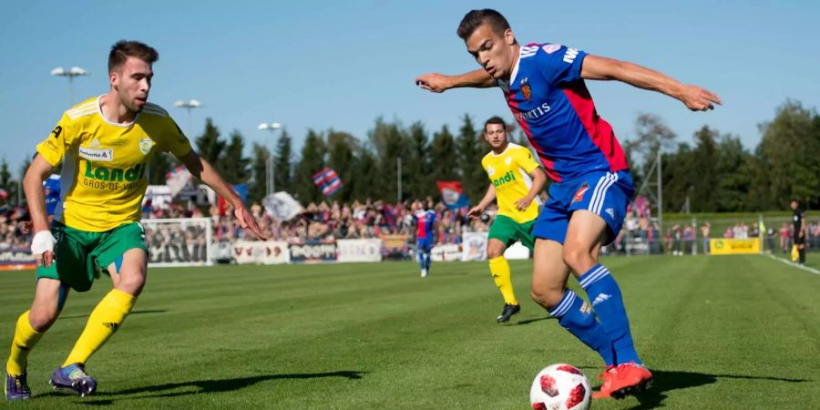 Baptiste Bersier (l.) vom FC Echallens gegen FC-Basel-Mittelfeldspieler Kevin Bua während des 1/16-Final-Spiels im Schweizer Cup.