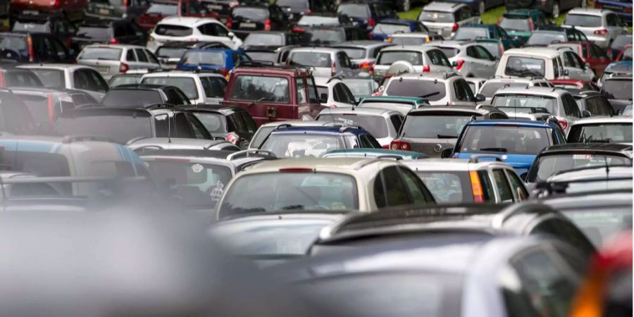 Autos stehen dicht gedrängt auf einem Parkplatz.