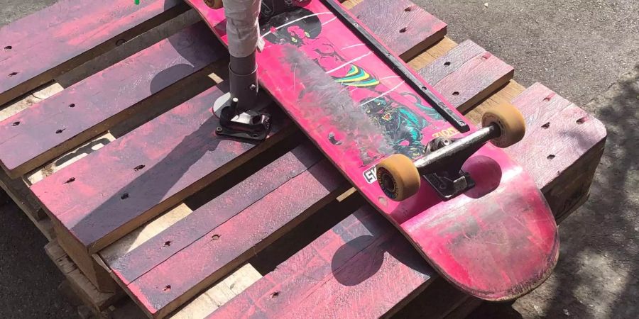 Pinkiges Skateboard auf pinkigem Holzgestell im Berner Skatepark auf der Schützenmatte.