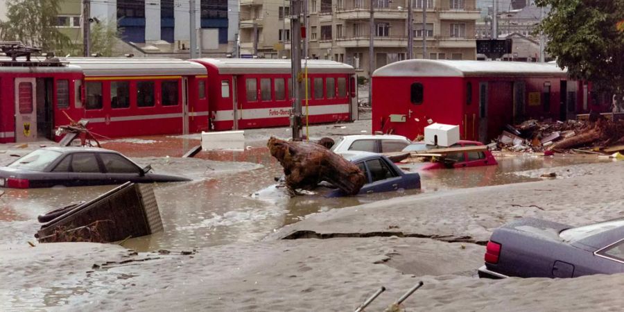 Die Überschwemmungen in Brig VS hinterliessen meterhochen Sand und Geschiebe.