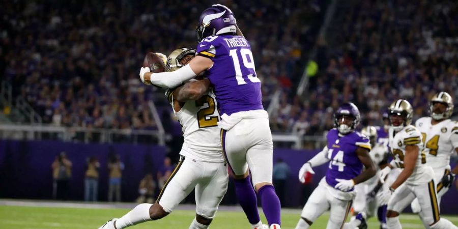 Letzte Saison setzten sich die Minnesota Vikings in letzter Sekunde in den Playoffs gegen die New Orleans Saints durch. Doch diesmal ist das Glück nicht auf der Seite der Wikinger – sie verlieren mit 20:30. Schuld daran sind zwei schwerwiegende Turnover: Zunächst unterläuft dem sonst so starken Adam Thielen, der auch im achten Saisonspiel auf über 100 Yards kommt, beim Stand von 13:10 kurz vor der Pause ein Fumble in der gegnerischen Red Zone. Diesen nutzen die Saints anschliessend mit einem Touchdown aus. Und: Nach der Pause wirft Cousins einen «Pick Six». So müssen die Viking die Bears an sich vorbeiziehen lassen.