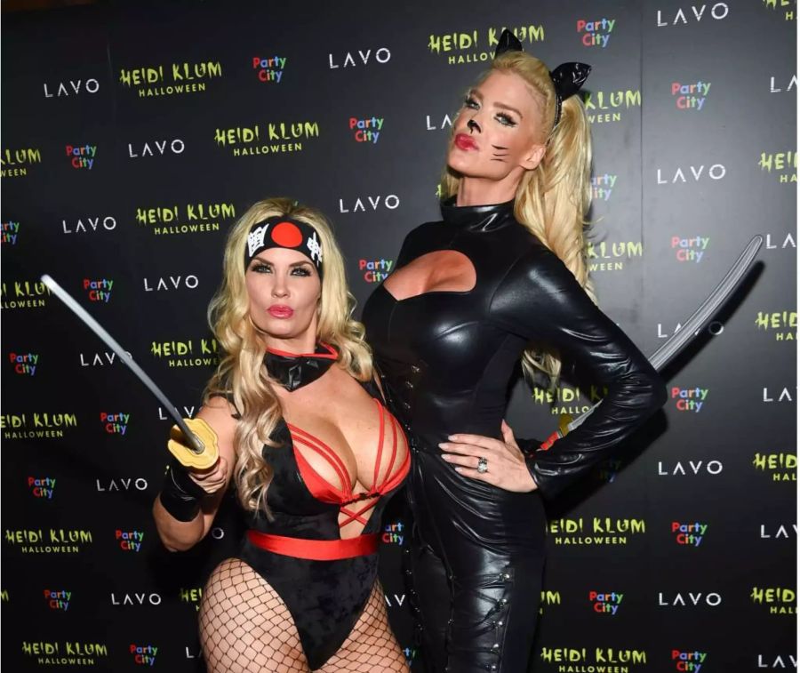 Was für ein Pärchen: Nicole «Coco» Austin (40) und Victoria Silvstedt (44) kamen als asiatische Kämpferin und Catwoman.