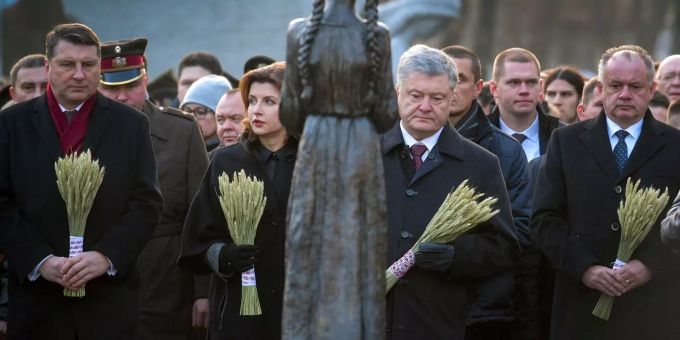 In der Ukraine ist mit Kranzniederlegungen und Gedenkfeiern an die grosse Hungersnot der Jahre 1932/33 erinnert worden, die mehrere Millionen Tote forderte. In der Ukraine ist mit Kranzniederlegungen und Gedenkfeiern an die grosse Hungersnot der Jahre 1932/33 erinnert worden, die mehrere Millionen Tote forderte.