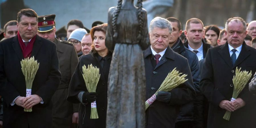 In der Ukraine ist mit Kranzniederlegungen und Gedenkfeiern an die grosse Hungersnot der Jahre 1932/33 erinnert worden, die mehrere Millionen Tote forderte.