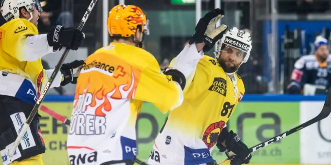 Die SCB-Stürmer Moser, Arcobello und Rüfenacht jubeln nach dem Sieg in Zug. Die SCB-Stürmer Moser, Arcobello und Rüfenacht jubeln nach dem Sieg in Zug.