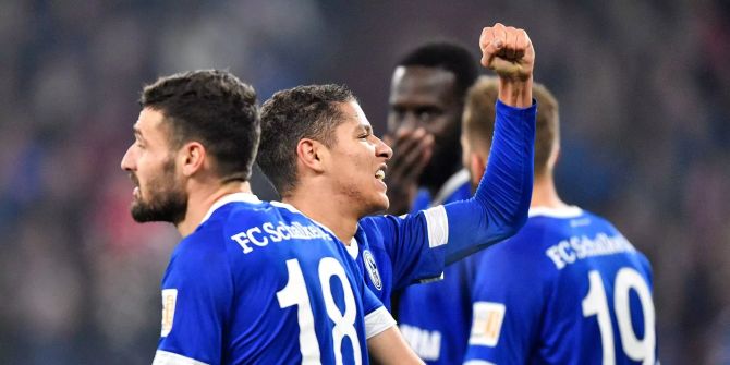 Amine Harit freut sich über den Sieg von Schalke 04 gegen den FC Nürnberg.