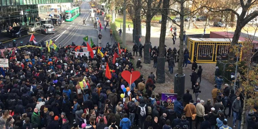 Hunderte Menschen sind beim Basler Messeplatz, wo die Demos stattfanden.