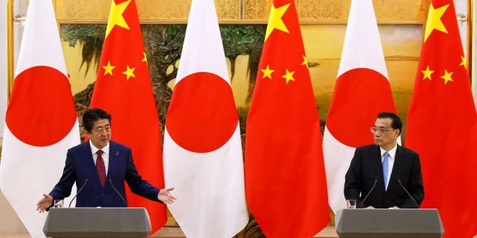 Li Keqiang (r), Premierminister von China, und Shinzo Abe, Ministerpräsident von Japan, geben eine gemeinsame Pressekonferenz in der Grossen Halle des Volkes. Li Keqiang (r), Premierminister von China, und Shinzo Abe, Ministerpräsident von Japan, geben eine gemeinsame Pressekonferenz in der Grossen Halle des Volkes.