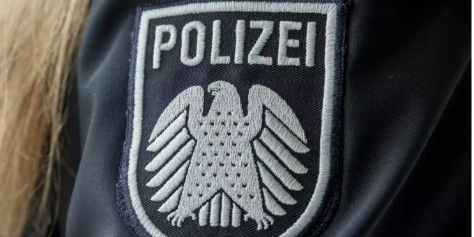 Der Adler des Deutschen Bundestags prangt auf den Uniformen der Polizei. (Symbolbild) Der Adler des Deutschen Bundestags prangt auf den Uniformen der Polizei. (Symbolbild)