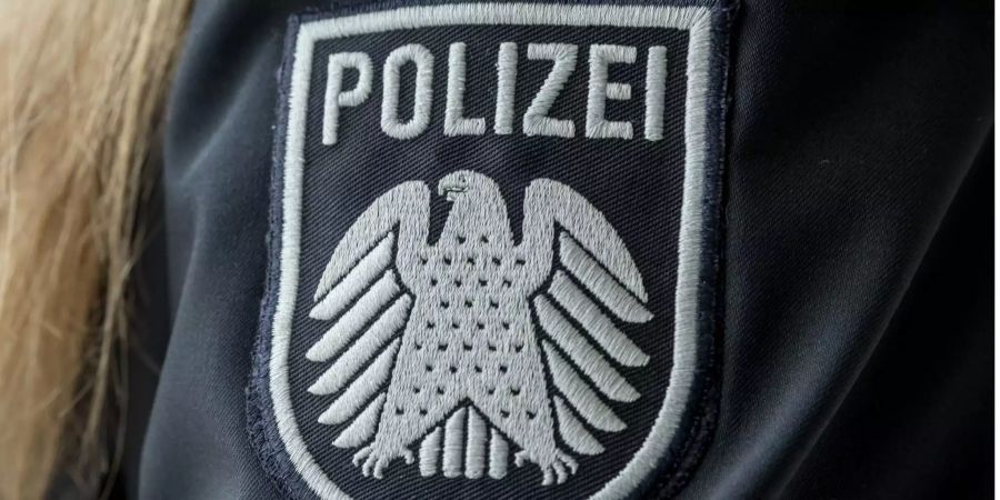 Der Adler des Deutschen Bundestags prangt auf den Uniformen der Polizei. (Symbolbild)