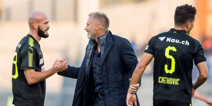 Arlind Ajeti (links) beim Shakehands mit Trainer Thorsten Fink. Arlind Ajeti (links) beim Shakehands mit Trainer Thorsten Fink.