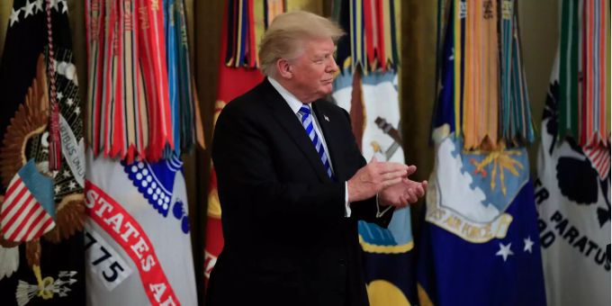 US-Präsident Donald Trump während des Empfangs der Gedenkveranstaltung des 35. Jahrestags des Anschlags auf den US-Stützpunkt in Beirut im Ostraum des Weissen Hauses in Washington. US-Präsident Donald Trump während des Empfangs der Gedenkveranstaltung des 35. Jahrestags des Anschlags auf den US-Stützpunkt in Beirut im Ostraum des Weissen Hauses in Washington.