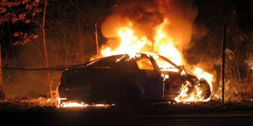 Fahrzeug nach Selbstunfall in  Brand geraten