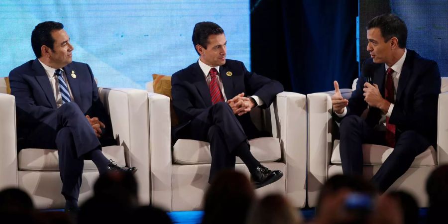 Guatemalas Präsident Jimmy Morales (l-r), und Mexikos Präsident Enrique Pena Nieto, hören dem spanischen Premierminister Pedro Sanchez zu.