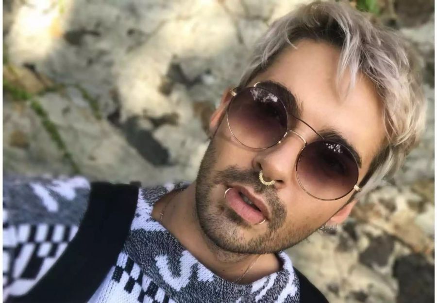 Bill Kaulitz macht von sich ein Foto für Instagram.