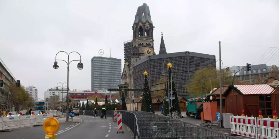 Eisenkörbe mit Sandsäcken gefüllt stehen am Weihnachtsmarkt am Breitscheidplatz.