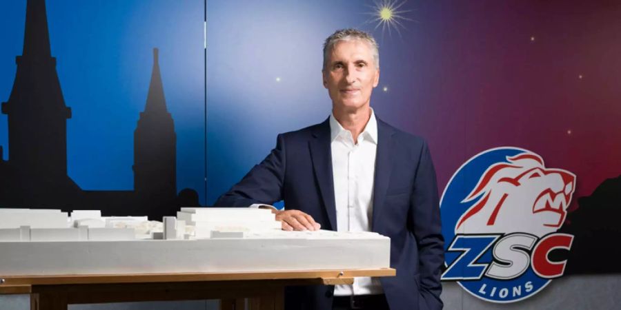 ZSC Lions-CEO Peter Zahner und ein Modell des neuen Stadions.