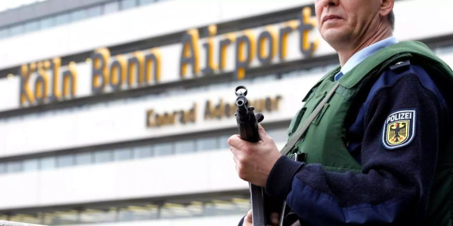 Ein Bundespolizist vor dem Flughafen Köln/Bonn.