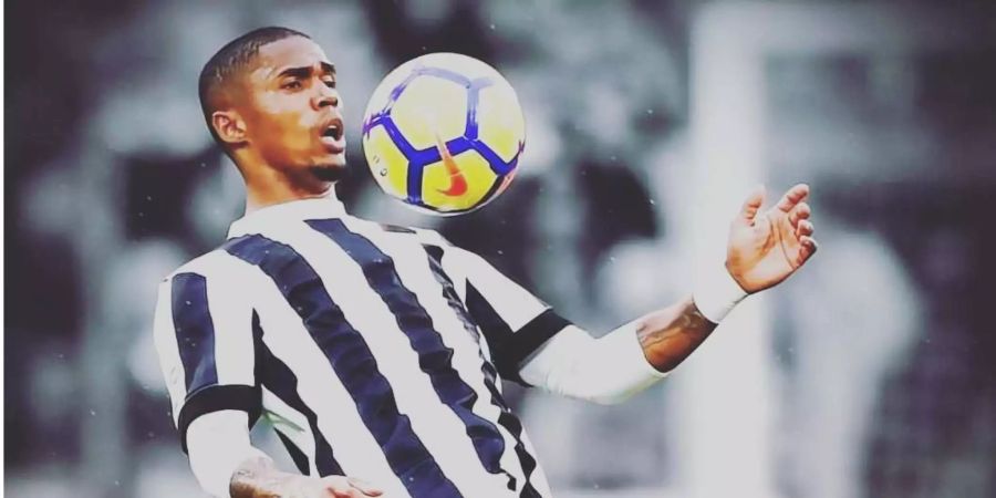 Douglas Costa mit jongliert mit dem Ball.