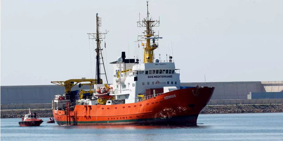 Aus Seenot gerettete Flüchtlinge kommen damals mit der «Aquarius» im Hafen von Valencia (ES).