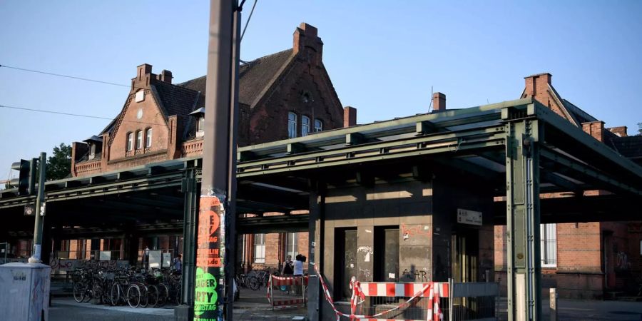 Brandspuren sind nach dem Angriff auf Obdachlose am Cajamarcaplatz am S-Bahnhof Schöneweide am Tatort zu sehen.