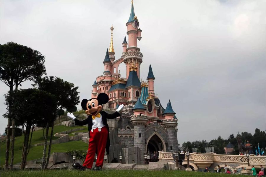 Micky Maus posiert vor Dornröschens Schloss im Disneyland Paris.